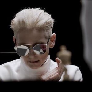 GENTLE MONSTER | GENTLE MONSTER
X TILDA SWINTON TRICKOFTHELIGHT SUNGLASSES